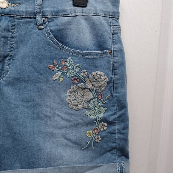 Royalty For Me Embroidered Denim Shorts Women’s Size 14 Blue Stretch Floral Casu - Picture 5 of 10